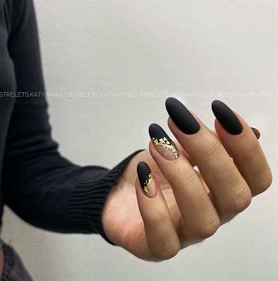 Ongles noirs à la feuille d'or