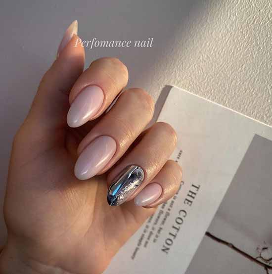 Beige et paillettes sur un ongle