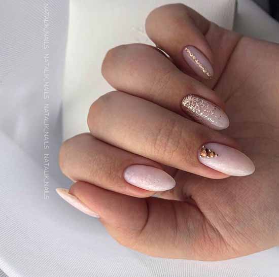 Manucure pailletée beige: idées de conception d'ongles gracieuses