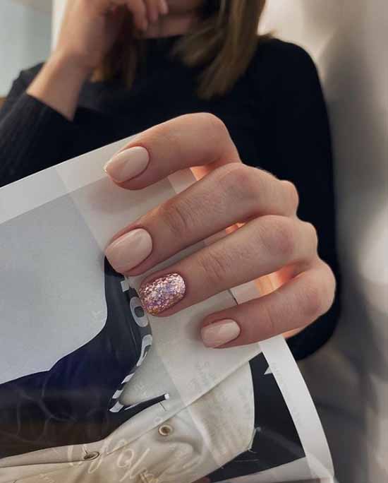 Manucure pailletée beige: idées de conception d'ongles gracieuses