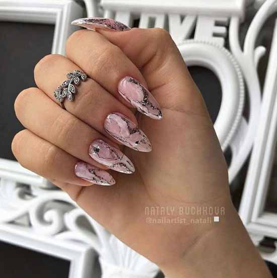 Manucure pailletée beige: idées de conception d'ongles gracieuses