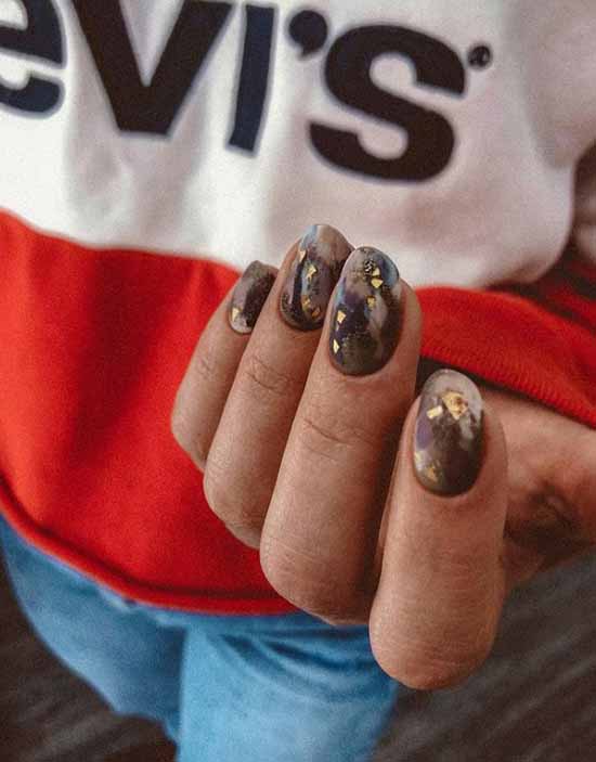 Manucure noire avec papier d'aluminium: nouveau design, idées de photo