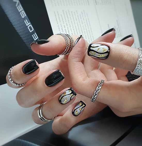 Manucure noire avec feuille d'or