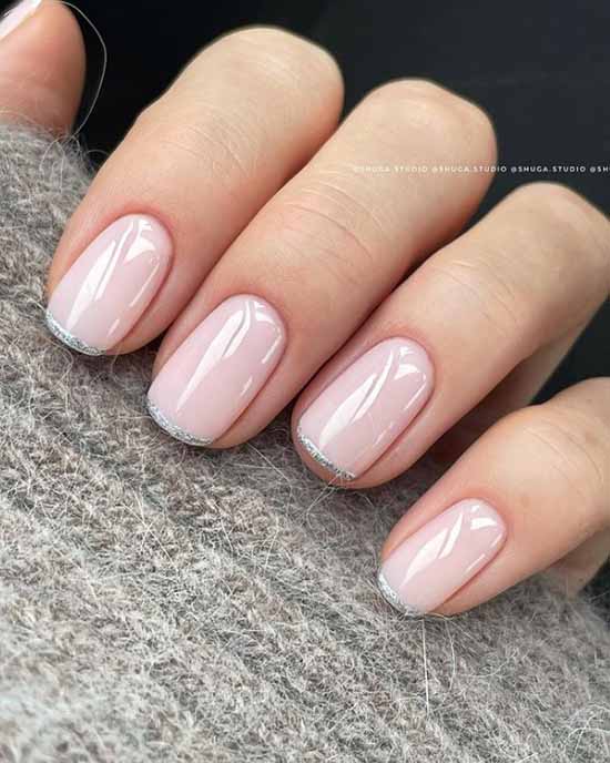 Manucure française fine avec des étincelles