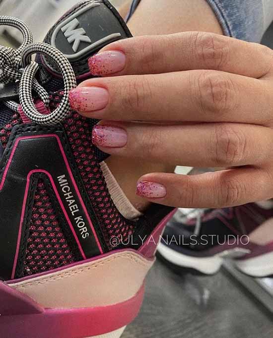 Paillettes roses sur le bout des ongles