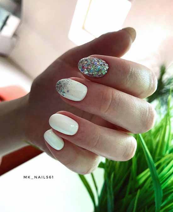 Veste blanche sur un doigt