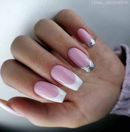 Paillettes françaises roses sur deux doigts