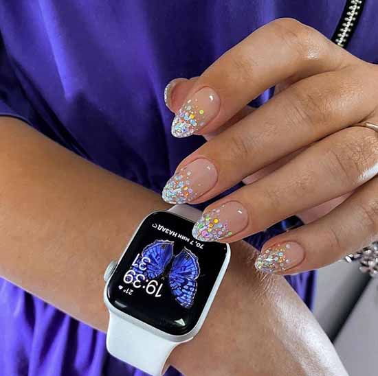 Paillettes colorées sur les ongles