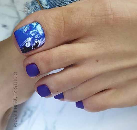 Pédicure bleue avec motif