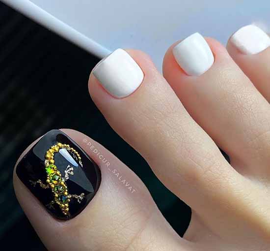 Pédicure à la mode en noir et blanc