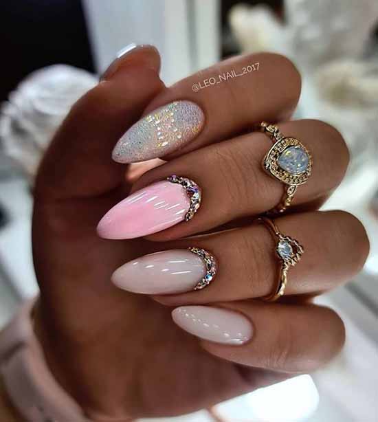 Strass en manucure nude hiver