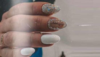 Manucure blanche avec des étincelles pour la nouvelle année