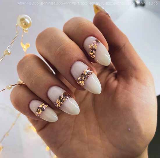 Ongles longs avec paillettes dorées
