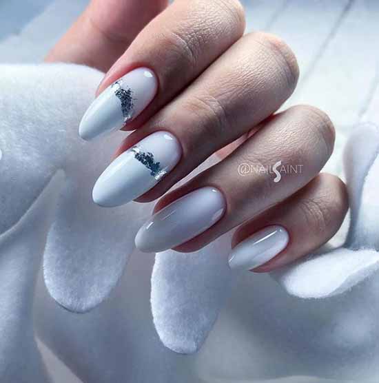 Ongles d'un blanc pur avec un décor pailleté