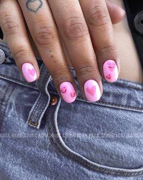 Coeur rose de manucure sur des ongles
