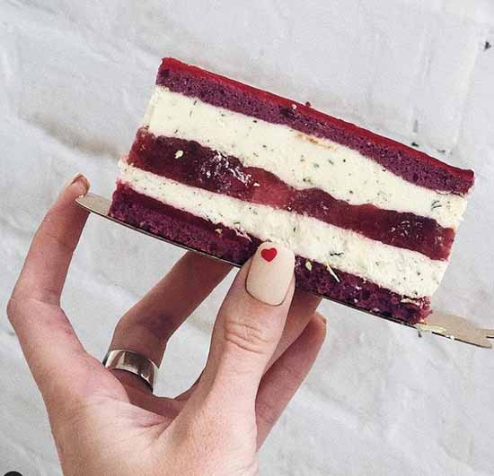 Manucure avec un coeur pour la Saint-Valentin: photo 2026, design