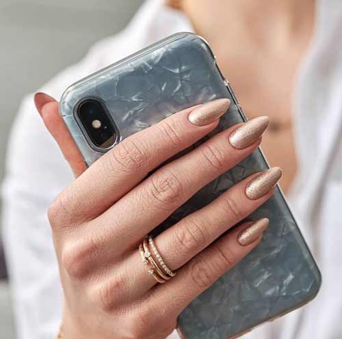 Manucure tendance en or jaune 2026