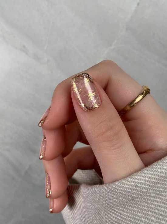 Manucure avec feuille d'or