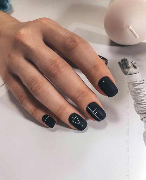 Géométrie noire et blanche sur les ongles