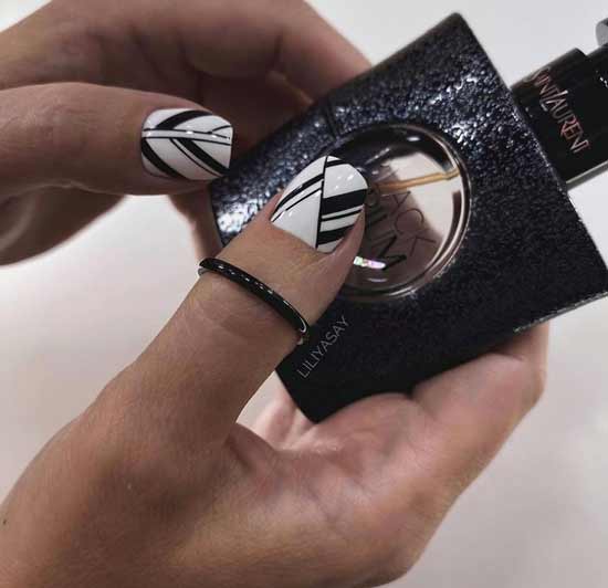 Ongles à géométrie noire et blanche stricte