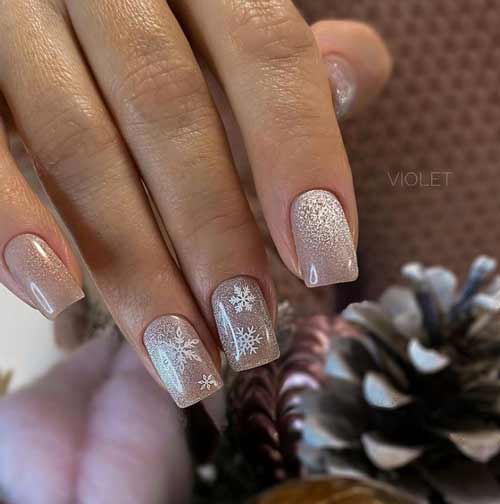 Oeil de chat avec des flocons de neige