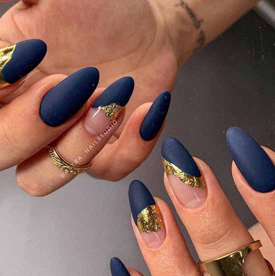 Manucure mate bleue avec espace négatif