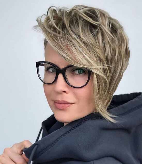 Coupe de cheveux asymétrique tendance printemps-été 2026