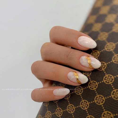 Manucure en marbre avec papier d'aluminium