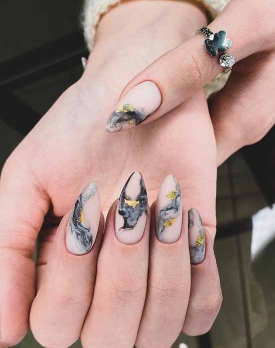 Manucure en marbre mat