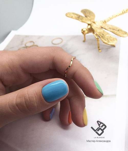 Blue Manicure 2026: Tendances des dessins d'ongles dans les tons bleus