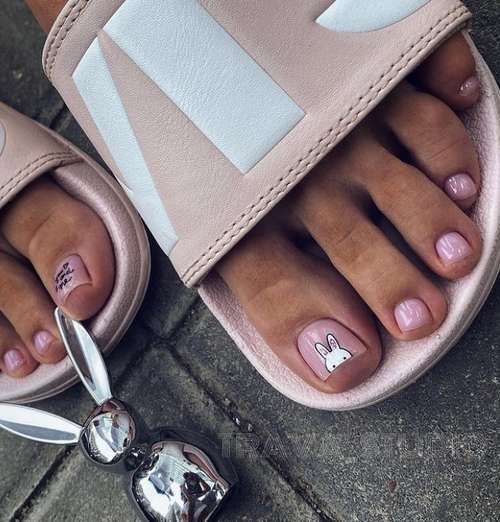 Pédicure nue avec un motif