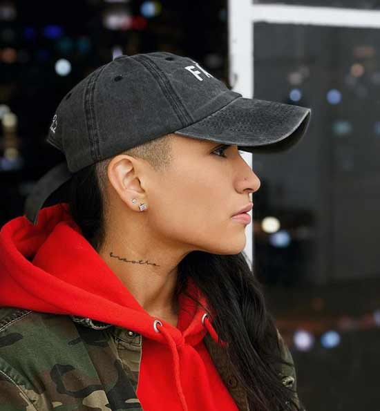 Coupe de cheveux longs et raides