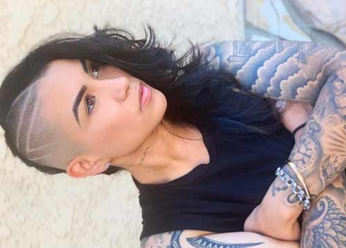 Coupe de cheveux avec tempes et nuque rasés