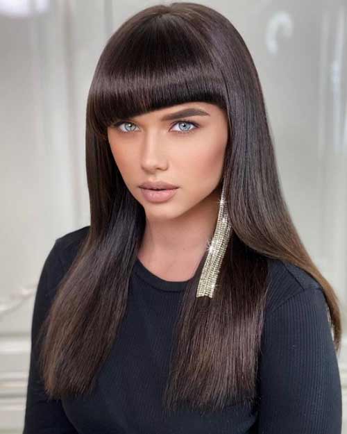 Frange à la mode dans les coupes de cheveux pour cheveux raides