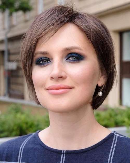 Les meilleures coupes de cheveux pour cheveux raides 2026 : photos, tendances