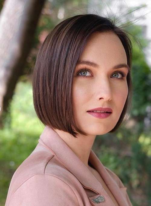 Les meilleures coupes de cheveux pour cheveux raides 2026 : photos, tendances