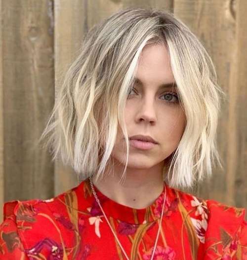 Coupe de cheveux moyenne à la mode cheveux raides