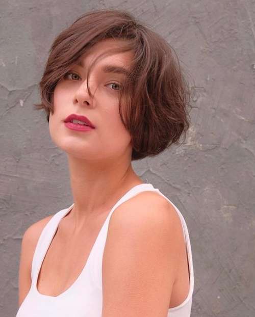 Les meilleures coupes de cheveux pour cheveux raides 2026 : photos, tendances