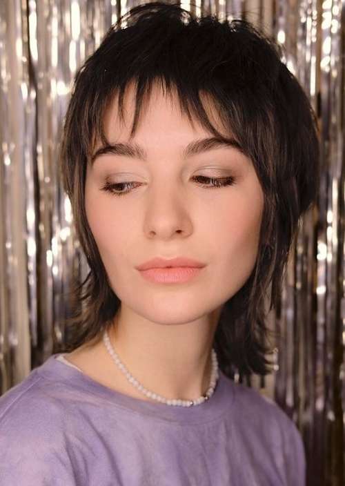 Les meilleures coupes de cheveux pour cheveux raides 2026 : photos, tendances