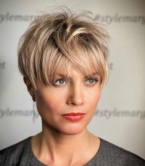 Les meilleures coupes de cheveux pour cheveux raides 2026 : photos, tendances