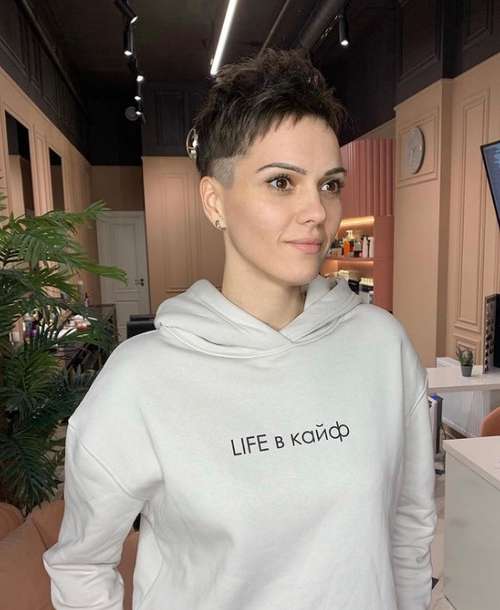 Coupe de cheveux courte cheveux raides