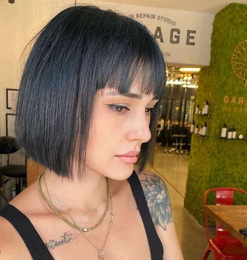 Les meilleures coupes de cheveux pour cheveux raides 2026 : photos, tendances