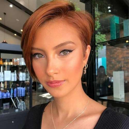 Les meilleures coupes de cheveux pour cheveux raides 2026 : photos, tendances