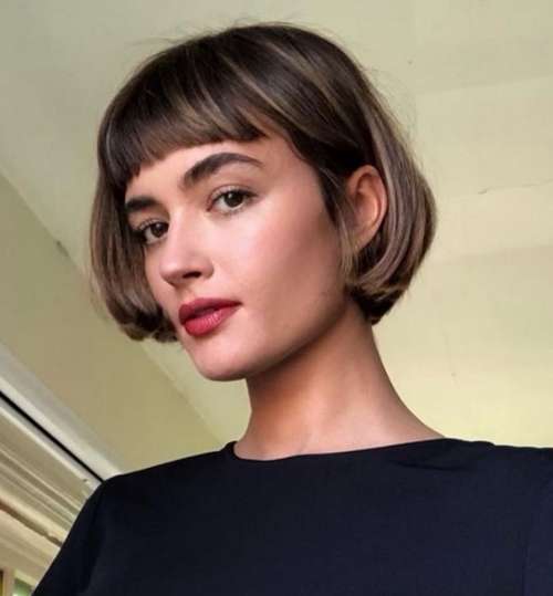 Les meilleures coupes de cheveux pour cheveux raides 2026 : photos, tendances