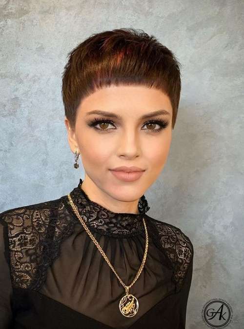 Frange très courte à la mode