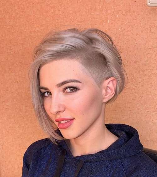 Coupes de cheveux courtes à la mode sans frange