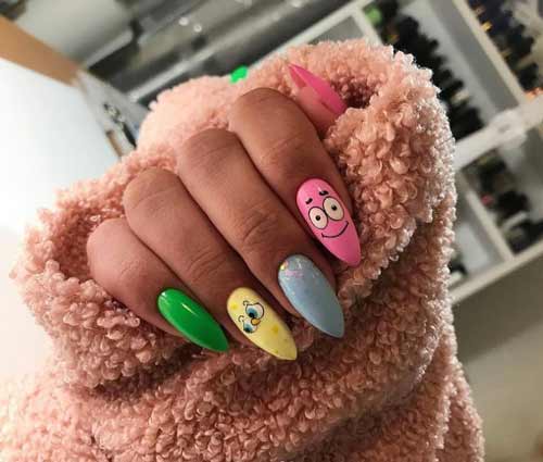 Dessin drôle sur un fond rose des ongles