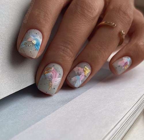 Rose avec manucure abstraite