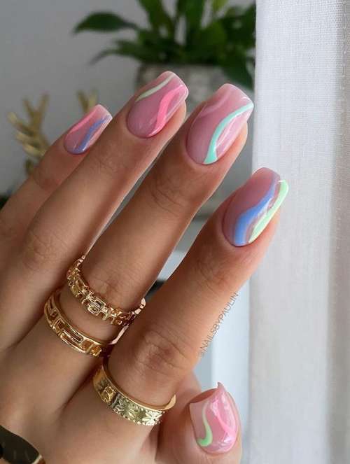Manucure à la mode dans les tons roses
