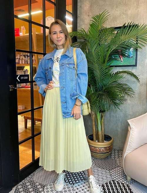 Jupe midi 2026: quoi porter, les mannequins en photo